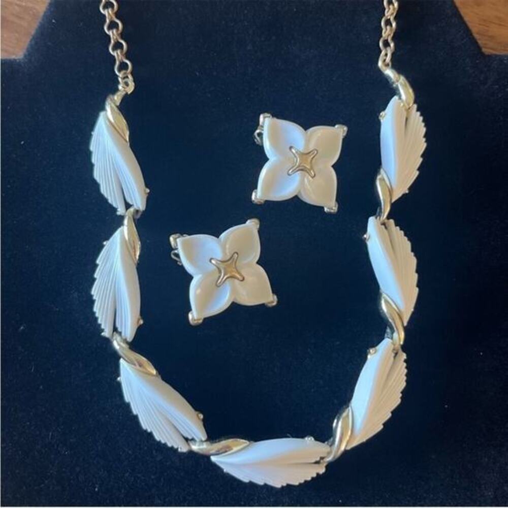 Vintage 50s BSK White Gold Thermoset Flowers and Leaves Choker and Earring Set